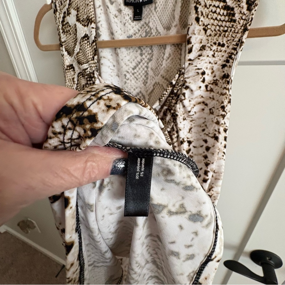 Ladies, fashion bug, large, sleeveless, snake skin, flattering blouse. Layer up - Picture 5 of 6